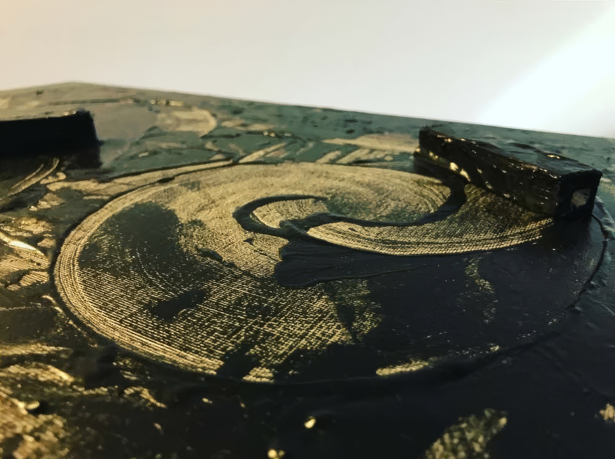 Circular black gestures around a wood block